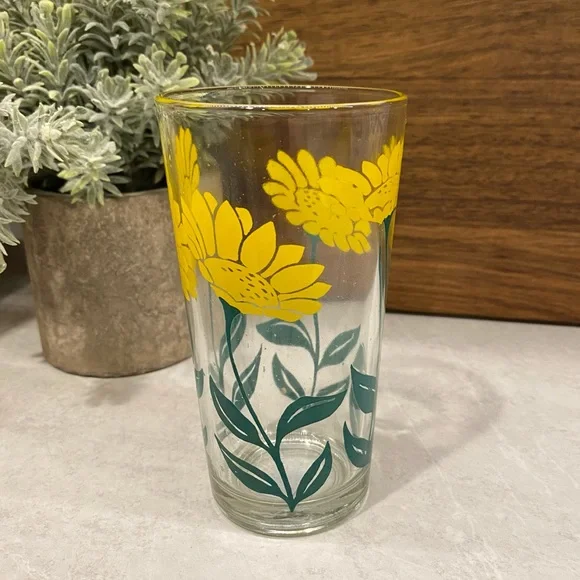 Mid-century Yellow and Green Flower on Glass - Picture 4 of 5